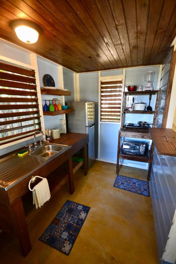 Katamah Beachfront Guesthouse تريجر آيلاند بيتش المظهر الخارجي الصورة
