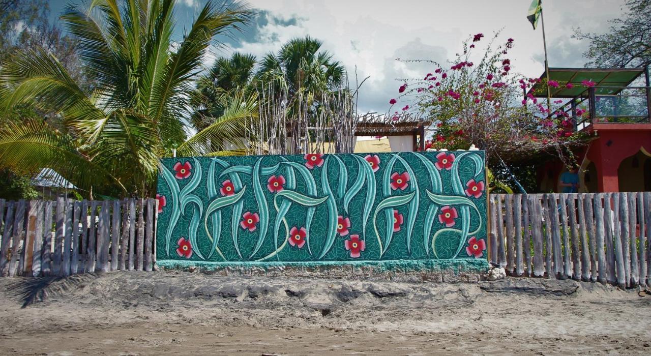Katamah Beachfront Guesthouse تريجر آيلاند بيتش المظهر الخارجي الصورة